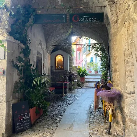 Iconic Italian Townhouse W Rooftop Terrace & Mountain View, Villa Pigna