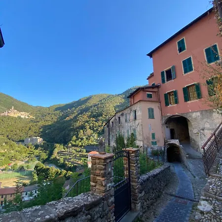 Iconic Italian Townhouse W Rooftop Terrace & Mountain View, *