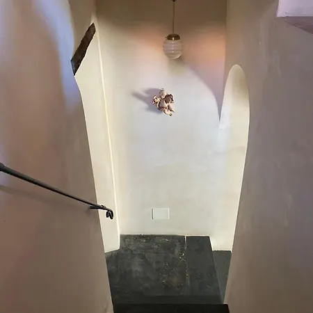 Villa Iconic Italian Townhouse W Rooftop Terrace & Mountain View, *