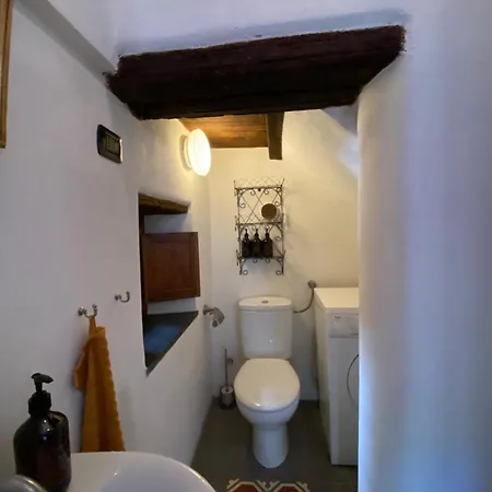Iconic Italian Townhouse W Rooftop Terrace & Mountain View,