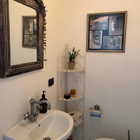 Iconic Italian Townhouse W Rooftop Terrace & Mountain View, *