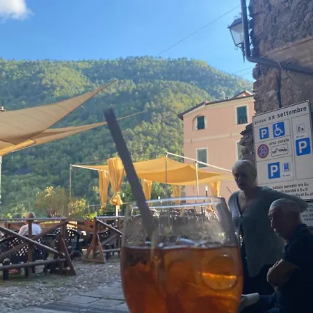 Villa Iconic Italian Townhouse W Rooftop Terrace & Mountain View, Pigna