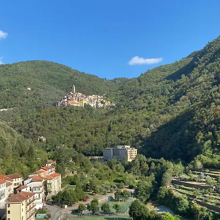 Iconic Italian Townhouse W Rooftop Terrace & Mountain View,
