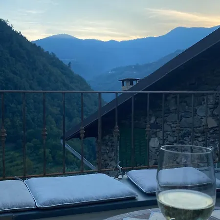 Iconic Italian Townhouse W Rooftop Terrace & Mountain View, Villa *