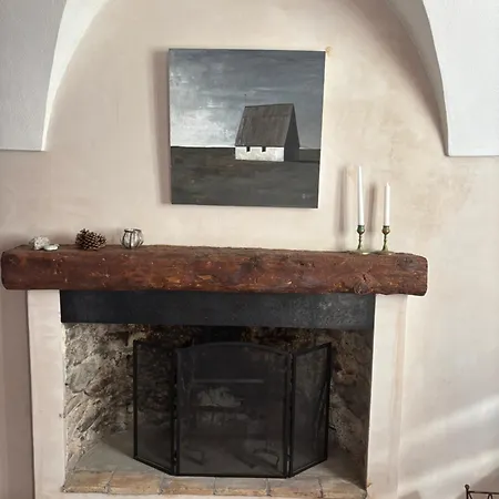 Iconic Italian Townhouse W Rooftop Terrace & Mountain View, Villa *