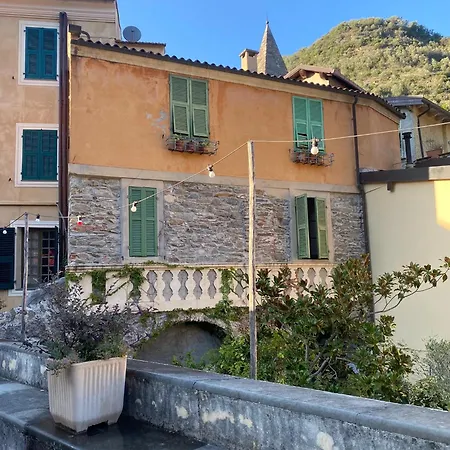 Villa Iconic Italian Townhouse W Rooftop Terrace & Mountain View, Pigna