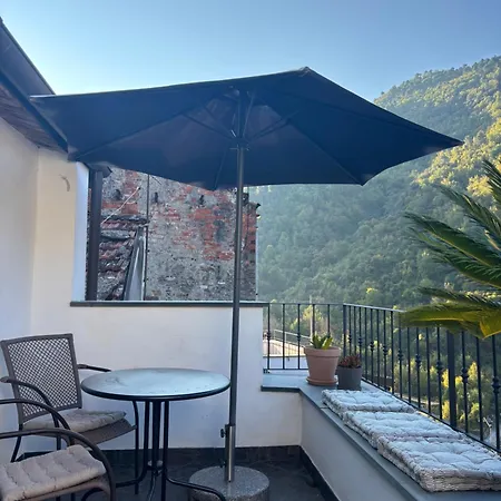 Iconic Italian Townhouse W Rooftop Terrace & Mountain View,