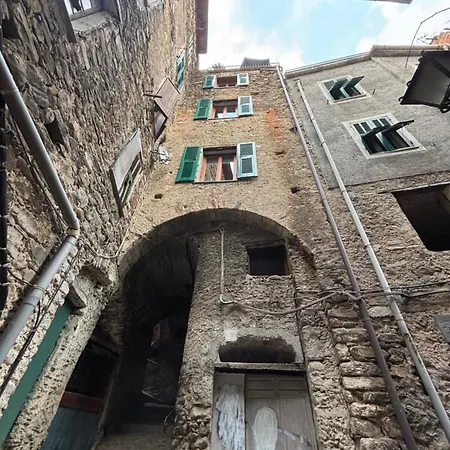 فيلة Iconic Italian Townhouse W Rooftop Terrace & Mountain View,