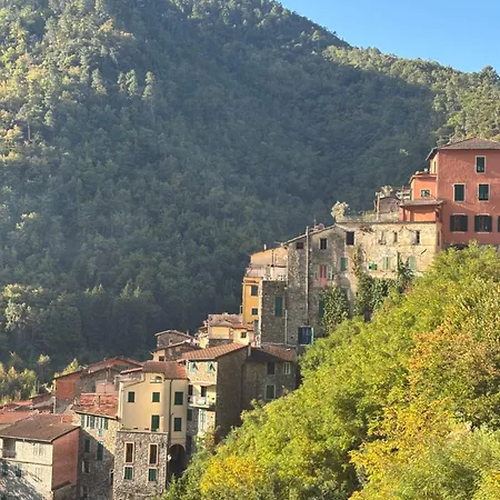 Iconic Italian Townhouse W Rooftop Terrace & Mountain View, Villa *