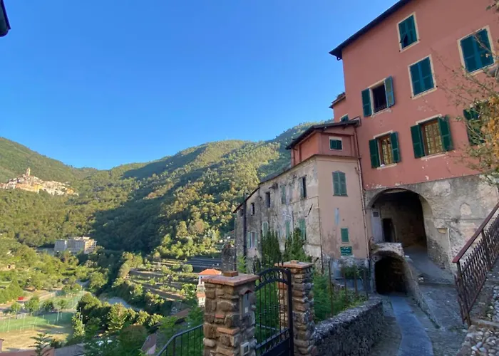 Iconic Italian Townhouse W Rooftop Terrace & Mountain View, *