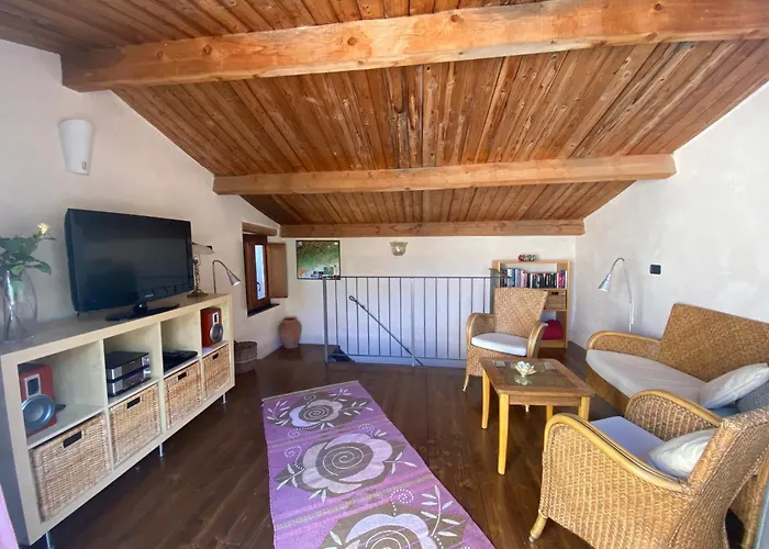 Villa Iconic Italian Townhouse W Rooftop Terrace & Mountain View, Pigna