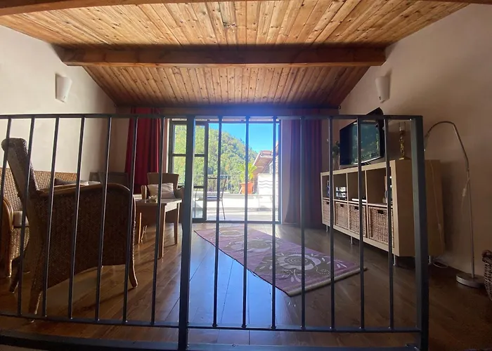 Iconic Italian Townhouse W Rooftop Terrace & Mountain View, Pigna