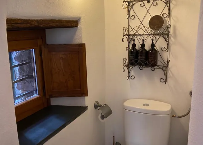 Villa Iconic Italian Townhouse W Rooftop Terrace & Mountain View, Pigna