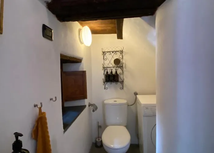 Iconic Italian Townhouse W Rooftop Terrace & Mountain View,