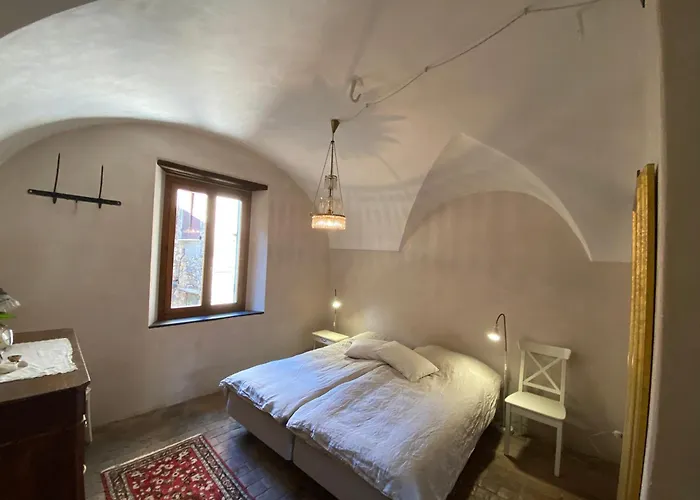 Iconic Italian Townhouse W Rooftop Terrace & Mountain View,