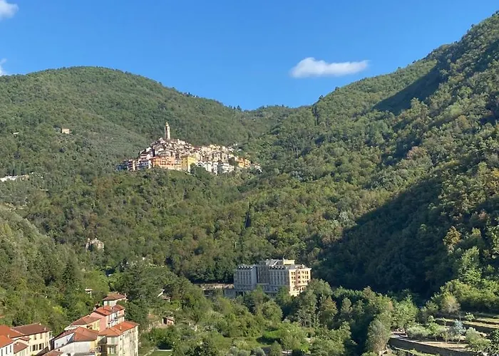 Iconic Italian Townhouse W Rooftop Terrace & Mountain View,