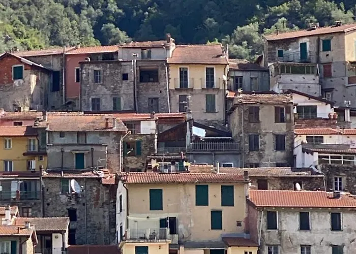 Iconic Italian Townhouse W Rooftop Terrace & Mountain View,
